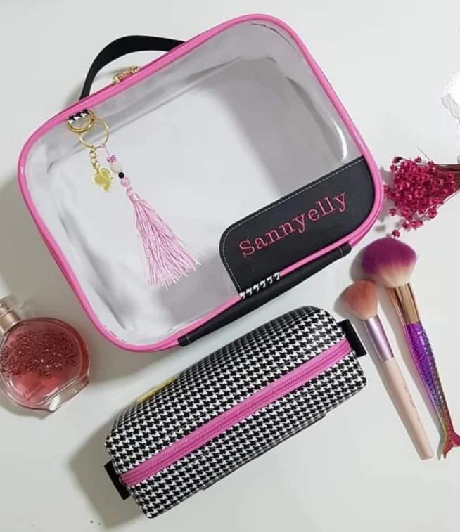 7 - Inspirações para surpreender com presentes personalizados - Necessaire estilosa - A necessaire é essencial para manter os itens de uso diário organizados e de fácil acesso, tornando a rotina mais prática e eficiente.